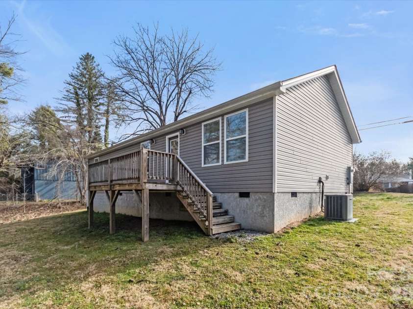 127 Hawthorne Drive, Brevard, NC 28712.  MLS# CAR4345432, YatesRealty ID 19251. 