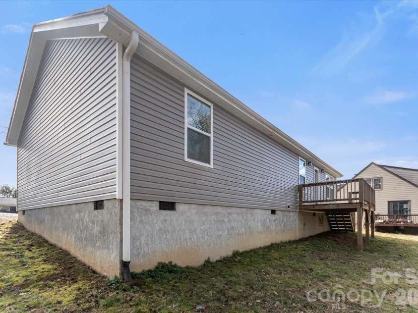 127 Hawthorne Drive, Brevard, NC 28712.  MLS# CAR4345432, YatesRealty ID 19251. 