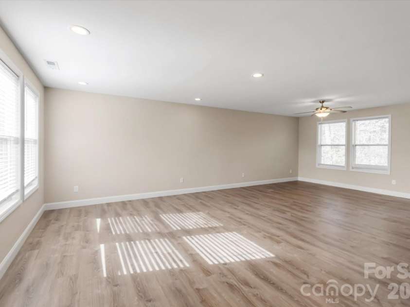 127 Hawthorne Drive, Brevard, NC 28712.  MLS# CAR4345432, YatesRealty ID 19251. 