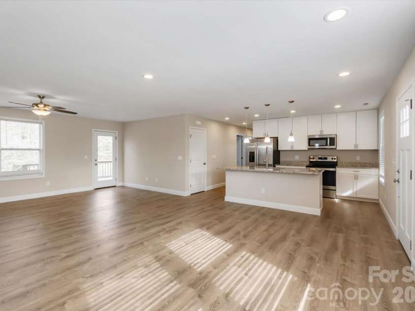 127 Hawthorne Drive, Brevard, NC 28712.  MLS# CAR4345432, YatesRealty ID 19251. 