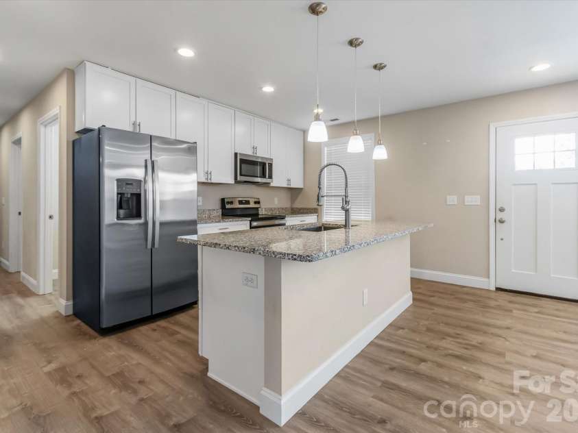 127 Hawthorne Drive, Brevard, NC 28712.  MLS# CAR4345432, YatesRealty ID 19251. 