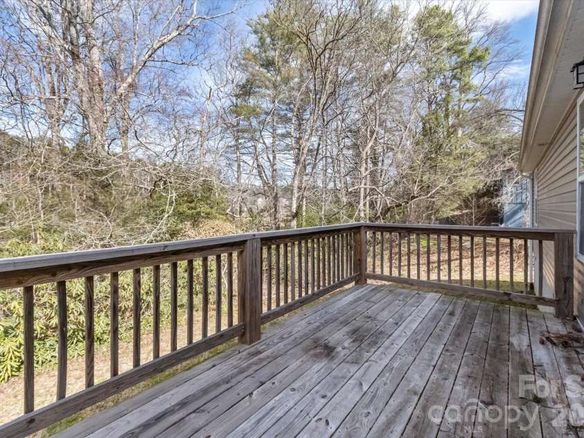 127 Hawthorne Drive, Brevard, NC 28712.  MLS# CAR4345432, YatesRealty ID 19251. 