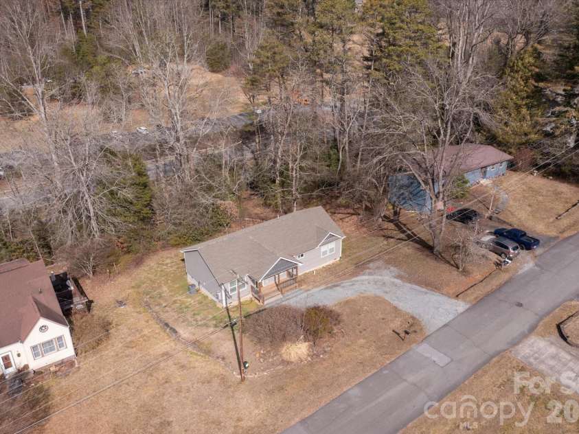 127 Hawthorne Drive, Brevard, NC 28712.  MLS# CAR4345432, YatesRealty ID 19251. 