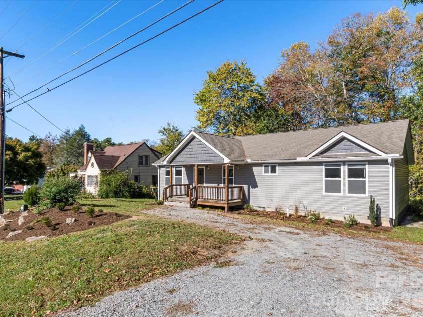127 Hawthorne Drive, Brevard, NC 28712.  MLS# CAR4345432, YatesRealty ID 19251. 