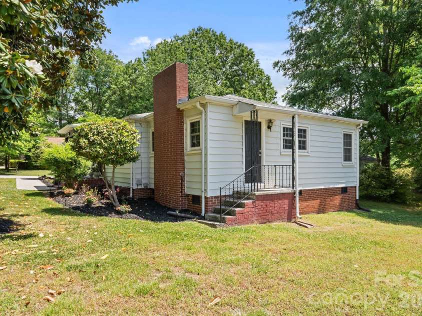 753 Carpenter Avenue, Mooresville, NC 28115.  MLS# CAR4377158, YatesRealty ID 19253. 