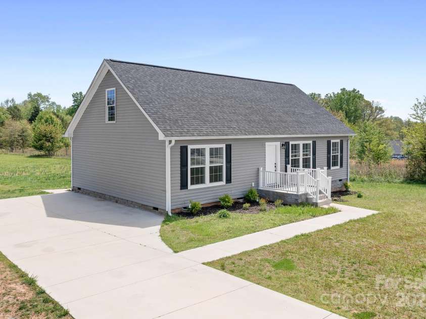 123 Pumice Drive, Statesville, NC 28625.  MLS# CAR4246160, YatesRealty ID 19254. Cute home in the gated community of River Rock. Right off I40 with easy access to Statesville, Hickory, Moorseville and more.