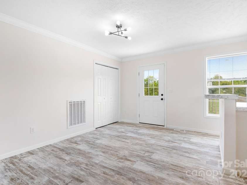 123 Pumice Drive, Statesville, NC 28625.  MLS# CAR4246160, YatesRealty ID 19254. Dining area off kitchen