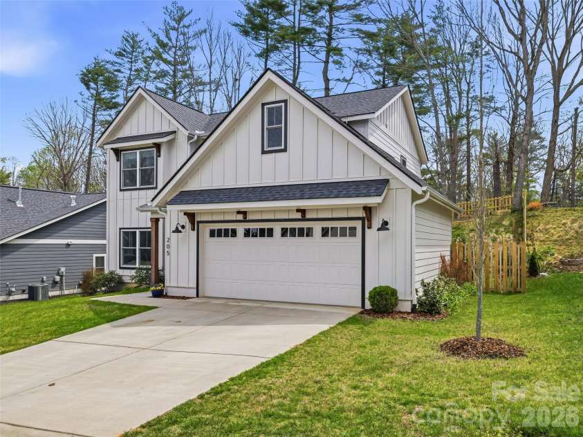 205 Weybridge Drive, Arden, NC 28704.  MLS# CAR4366273, YatesRealty ID 19255. 2 car garage