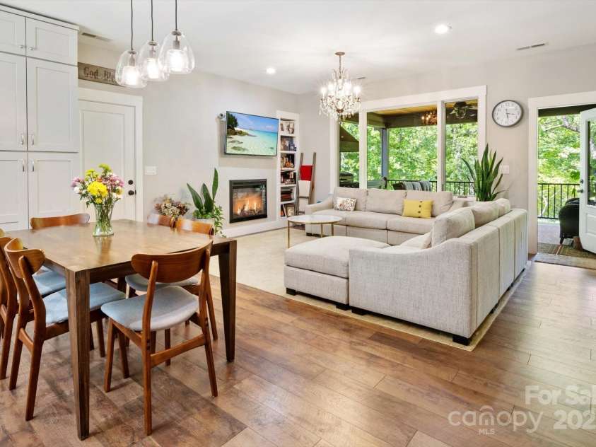 45 Mountain View Road, Black Mountain, NC 28711.  MLS# CAR4240438, YatesRealty ID 19255. 