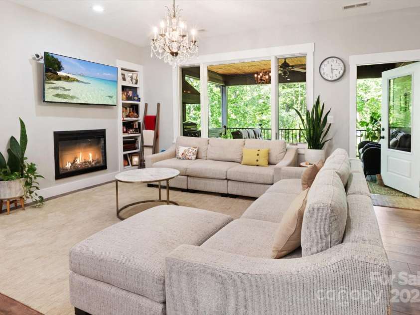 45 Mountain View Road, Black Mountain, NC 28711.  MLS# CAR4240438, YatesRealty ID 19255. 