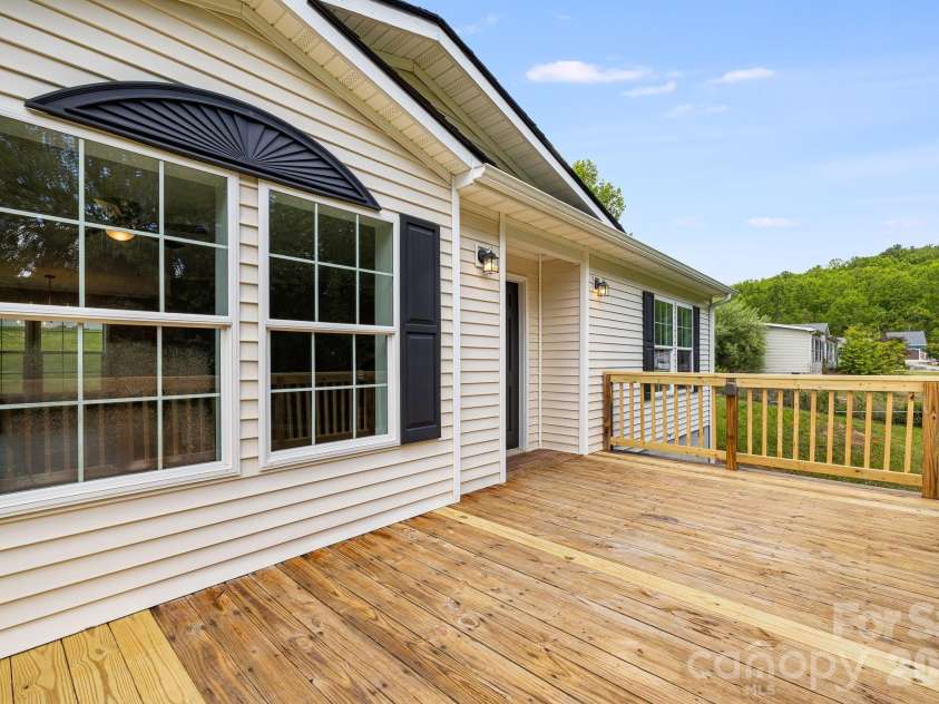 44 morning Lane, Hendersonville, NC 28792.  MLS# CAR4377475, YatesRealty ID 19259. 