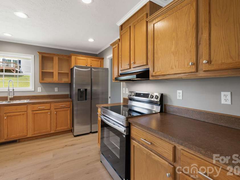 44 morning Lane, Hendersonville, NC 28792.  MLS# CAR4377475, YatesRealty ID 19259. 