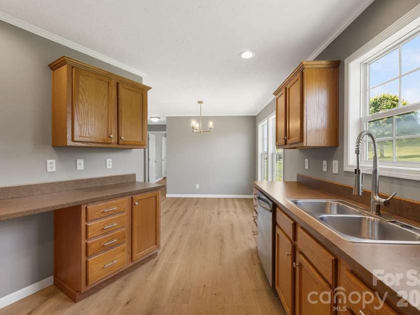 44 morning Lane, Hendersonville, NC 28792.  MLS# CAR4377475, YatesRealty ID 19259. 