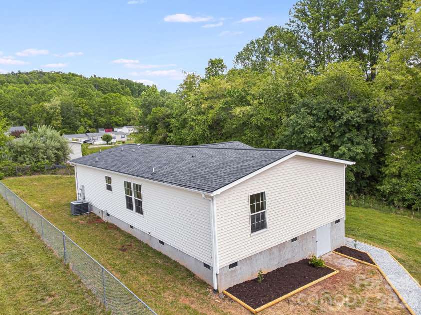 44 morning Lane, Hendersonville, NC 28792.  MLS# CAR4377475, YatesRealty ID 19259. 