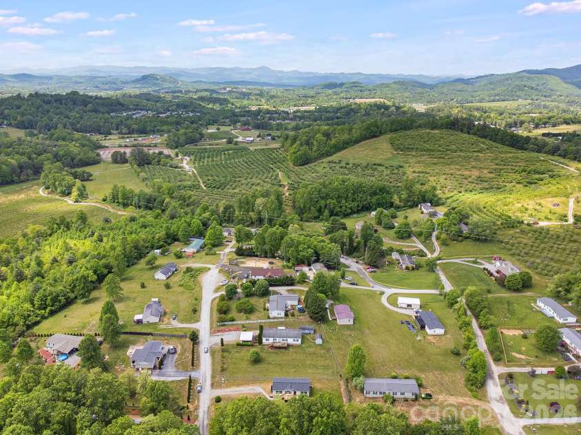 44 morning Lane, Hendersonville, NC 28792.  MLS# CAR4377475, YatesRealty ID 19259. 