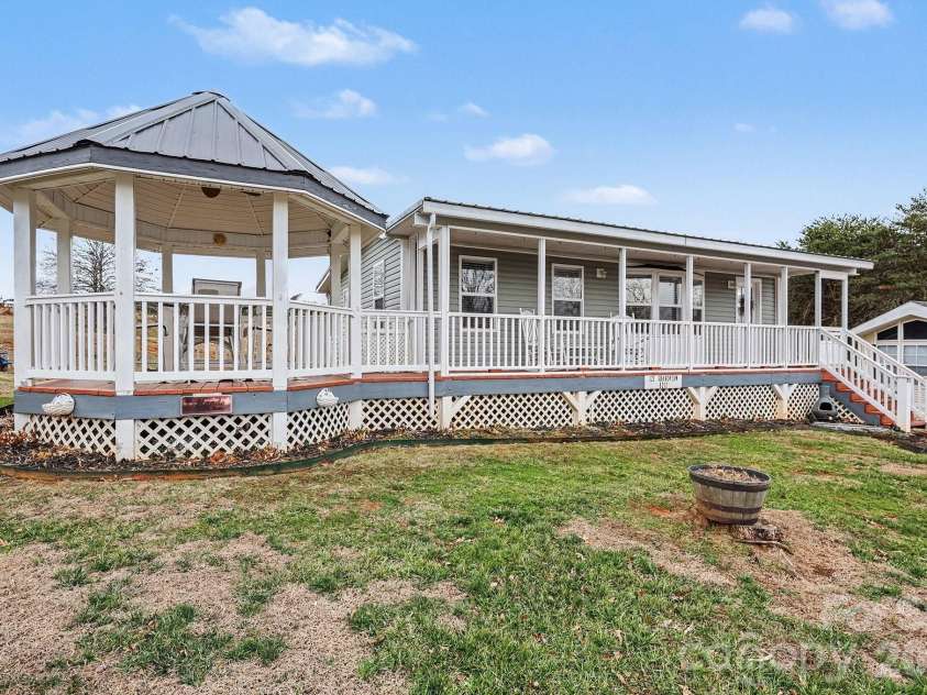 121 Grand View Drive, New London, NC 28127.  MLS# CAR4346816, YatesRealty ID 1926. 