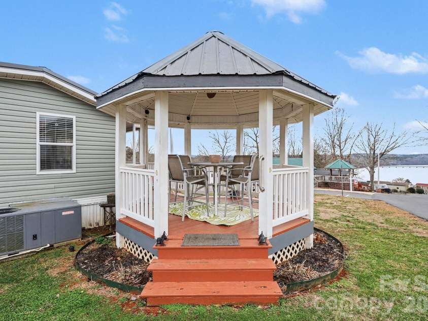 121 Grand View Drive, New London, NC 28127.  MLS# CAR4346816, YatesRealty ID 1926. 