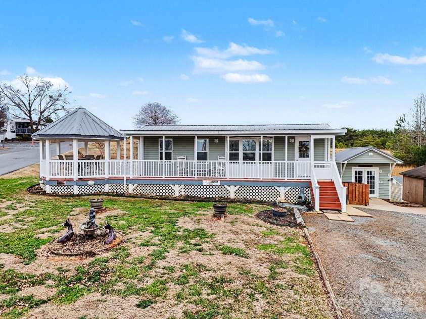 121 Grand View Drive, New London, NC 28127.  MLS# CAR4346816, YatesRealty ID 1926. 