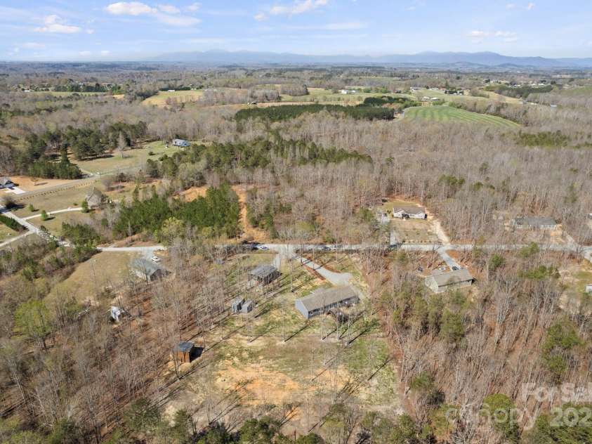 140 Vera Lane, Columbus, NC 28722.  MLS# CAR4308418, YatesRealty ID 19260. 