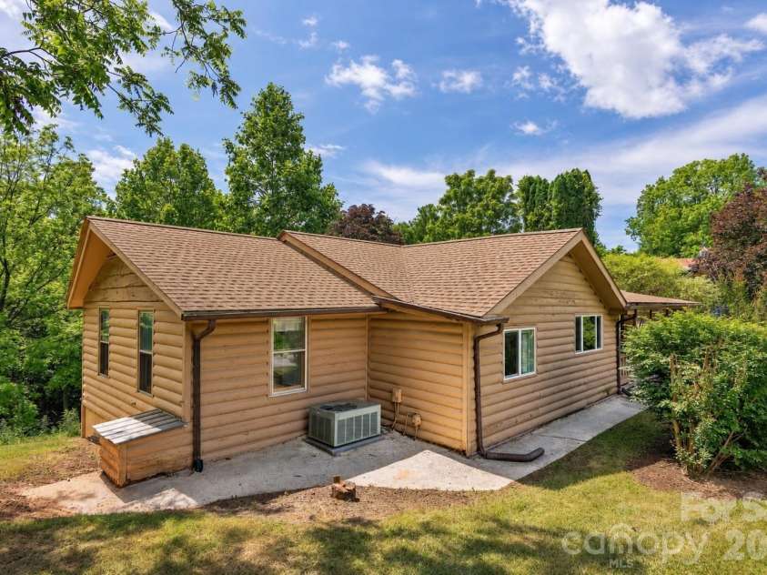 185 Indian Springs Road, Clyde, NC 28721.  MLS# CAR4378902, YatesRealty ID 19262. 