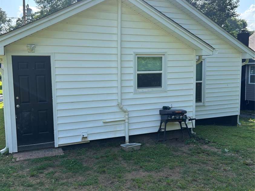 512 Gray Street, Gastonia, NC 28052.  MLS# CAR4268348, YatesRealty ID 19264. 