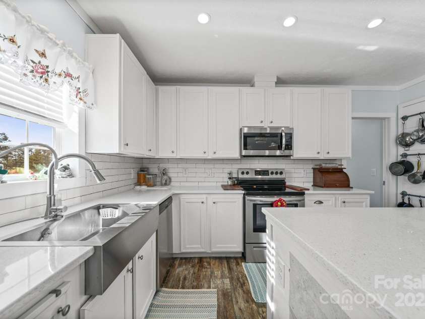 6179 Steen Road, Jefferson, SC 29718.  MLS# CAR4319586, YatesRealty ID 19265. Kitchen with quartz countertops