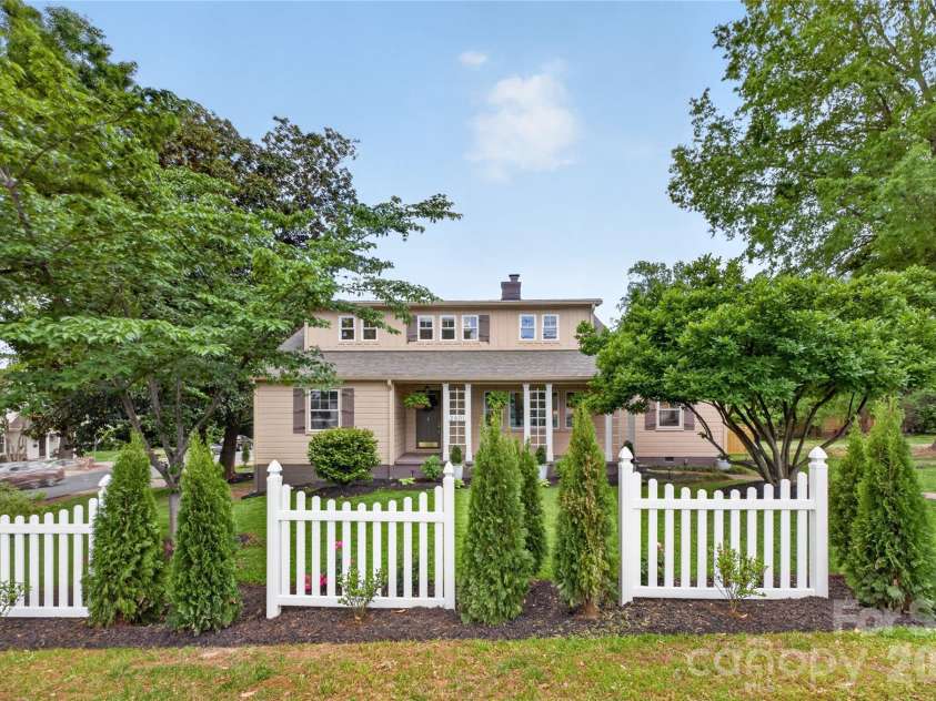 2501 Runnymede Lane, Charlotte, NC 28209.  MLS# CAR4371902, YatesRealty ID 19268. 