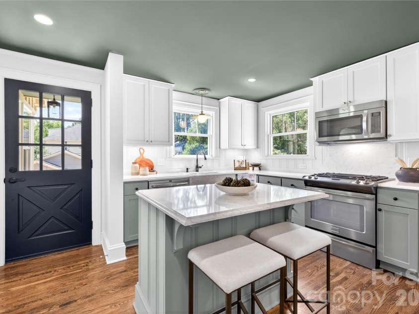 2501 Runnymede Lane, Charlotte, NC 28209.  MLS# CAR4371902, YatesRealty ID 19268. 