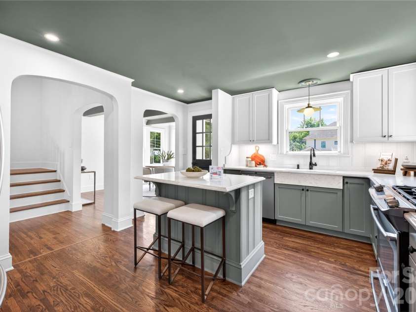 2501 Runnymede Lane, Charlotte, NC 28209.  MLS# CAR4371902, YatesRealty ID 19268. 
