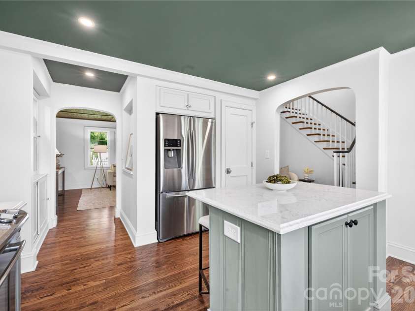 2501 Runnymede Lane, Charlotte, NC 28209.  MLS# CAR4371902, YatesRealty ID 19268. 