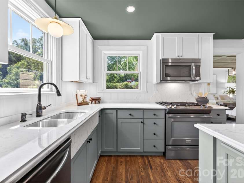 2501 Runnymede Lane, Charlotte, NC 28209.  MLS# CAR4371902, YatesRealty ID 19268. 