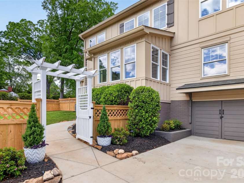 2501 Runnymede Lane, Charlotte, NC 28209.  MLS# CAR4371902, YatesRealty ID 19268. 