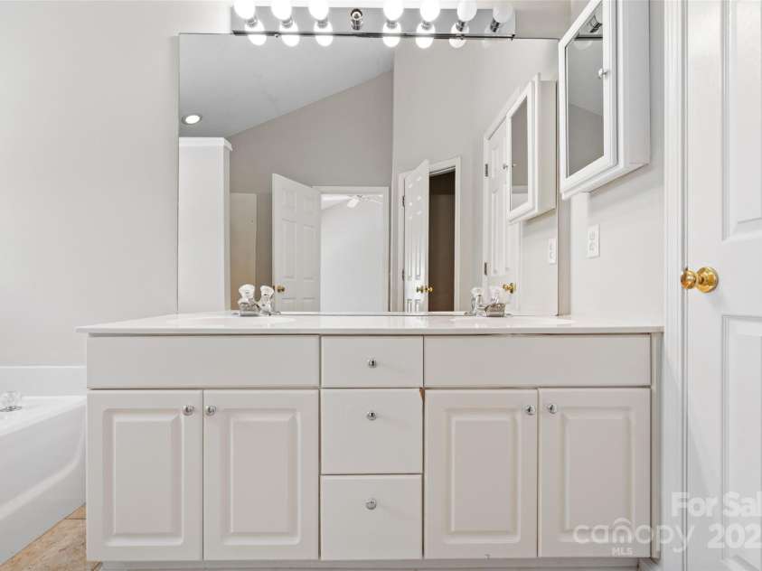 6434 Skyline Drive, Charlotte, NC 28269.  MLS# CAR4255621, YatesRealty ID 19269. 