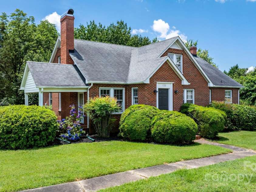 1520 21st Avenue, Hickory, NC 28601.  MLS# CAR4272181, YatesRealty ID 1927. 
