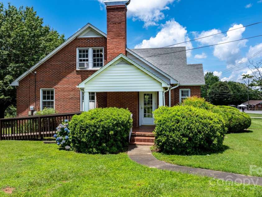 1520 21st Avenue, Hickory, NC 28601.  MLS# CAR4272181, YatesRealty ID 1927. 