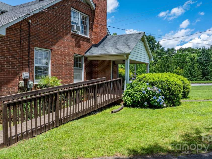 1520 21st Avenue, Hickory, NC 28601.  MLS# CAR4272181, YatesRealty ID 1927. 