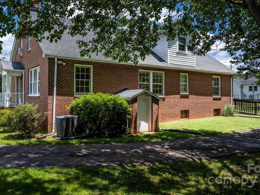 1520 21st Avenue, Hickory, NC 28601.  MLS# CAR4272181, YatesRealty ID 1927. 