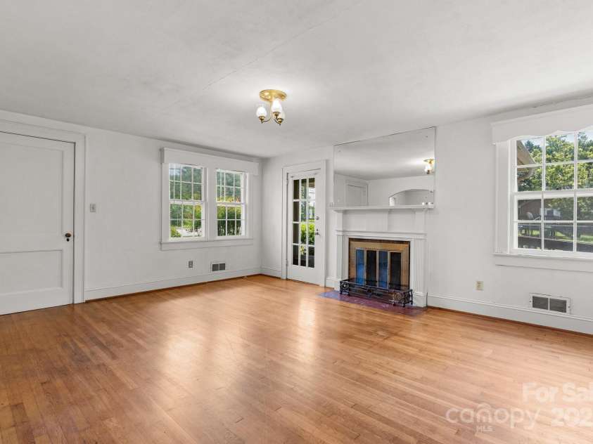 1520 21st Avenue, Hickory, NC 28601.  MLS# CAR4272181, YatesRealty ID 1927. 