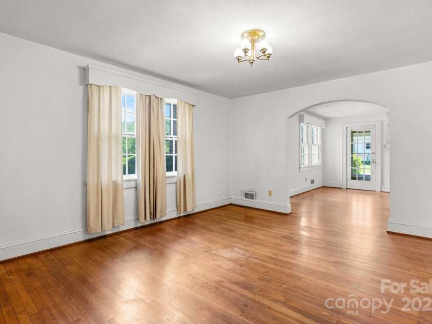 1520 21st Avenue, Hickory, NC 28601.  MLS# CAR4272181, YatesRealty ID 1927. 