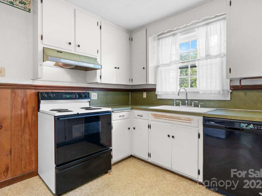 1520 21st Avenue, Hickory, NC 28601.  MLS# CAR4272181, YatesRealty ID 1927. 