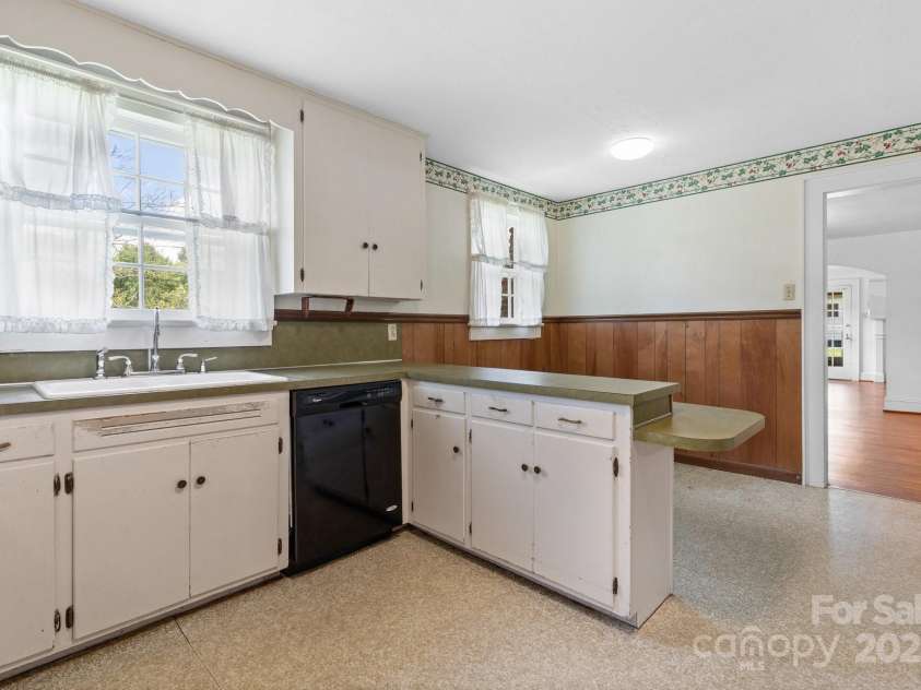 1520 21st Avenue, Hickory, NC 28601.  MLS# CAR4272181, YatesRealty ID 1927. 