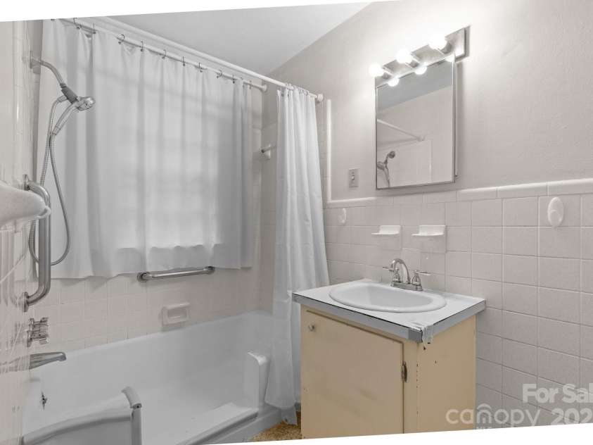 1520 21st Avenue, Hickory, NC 28601.  MLS# CAR4272181, YatesRealty ID 1927. 