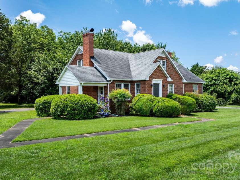 1520 21st Avenue, Hickory, NC 28601.  MLS# CAR4272181, YatesRealty ID 1927. 