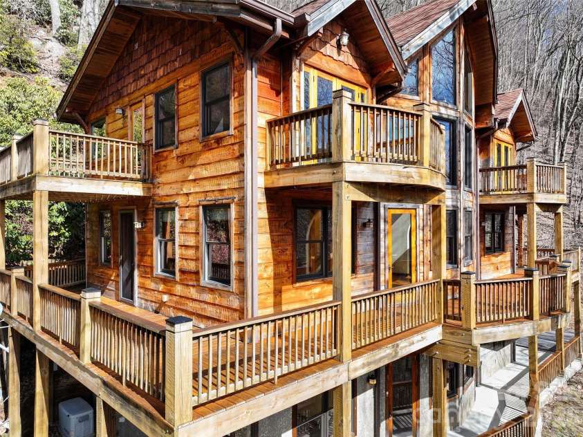 173 Heavenview Point, Maggie Valley, NC 28751.  MLS# CAR4347657, YatesRealty ID 1927. 