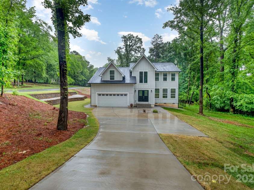 10221 Hanging Moss Trail, Mint Hill, NC 28227.  MLS# CAR4206721, YatesRealty ID 19271. 