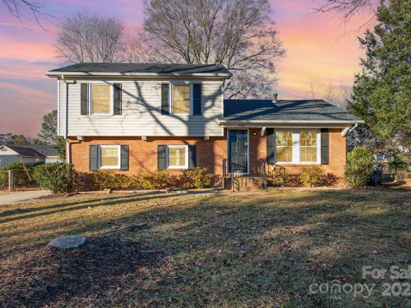 9926 Rockmeadow Drive, Charlotte, NC 28216.  MLS# CAR4328485, YatesRealty ID 19272. 