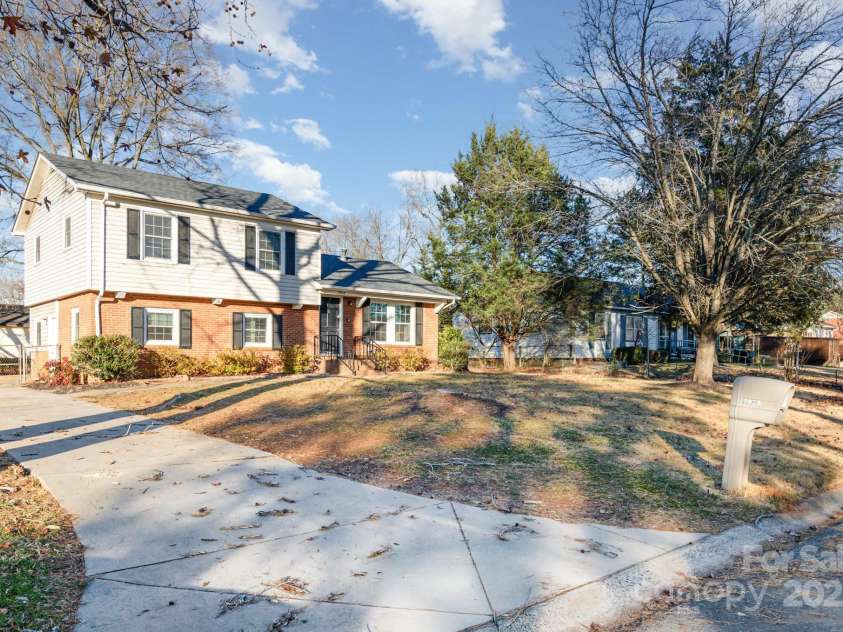 9926 Rockmeadow Drive, Charlotte, NC 28216.  MLS# CAR4328485, YatesRealty ID 19272. 