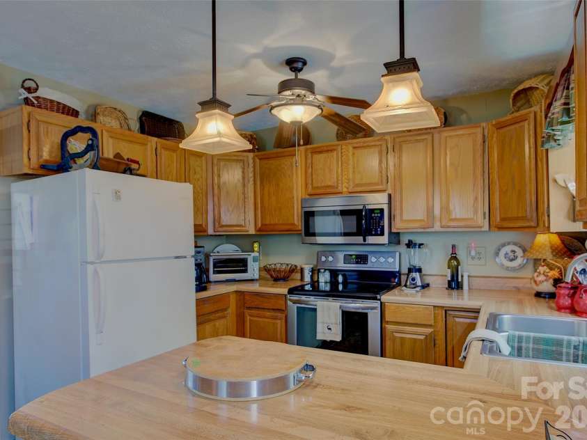 551 Carvers Knob Road, Spruce Pine, NC 28777.  MLS# CAR4374255, YatesRealty ID 19273. 