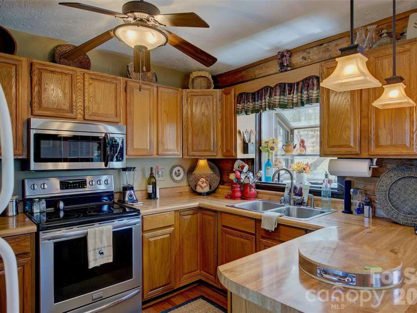 551 Carvers Knob Road, Spruce Pine, NC 28777.  MLS# CAR4374255, YatesRealty ID 19273. 