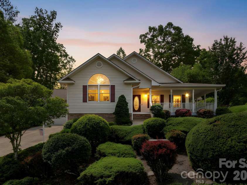 310 Windy Knoll Drive, Hendersonville, NC 28739.  MLS# CAR4374376, YatesRealty ID 19275. 